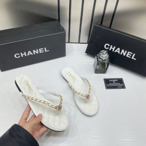 chanel white flat mule for her wid og box b2428