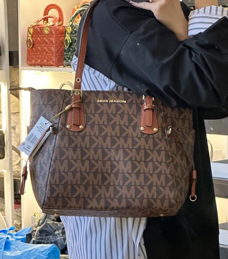 michael kors voyager tote bag with dust bag (4616 coffee brown) michael kors voyager tote bag with dust bag (4616 coffee brown)