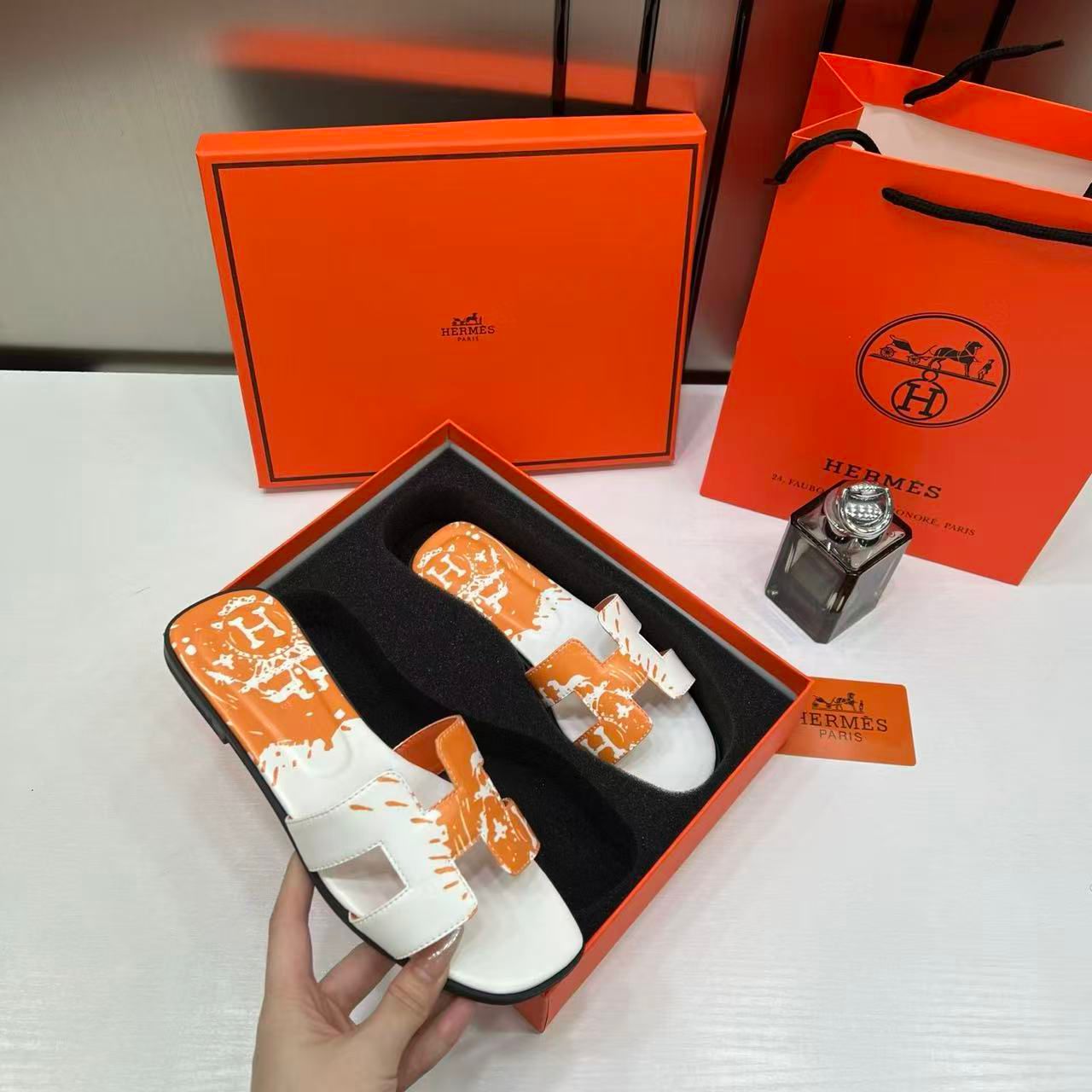 hermes paris oran flats for her with og box & carry bag h38 44 white orange slide hermes paris oran flats for her with og box & carry bag h38 44 white orange slide