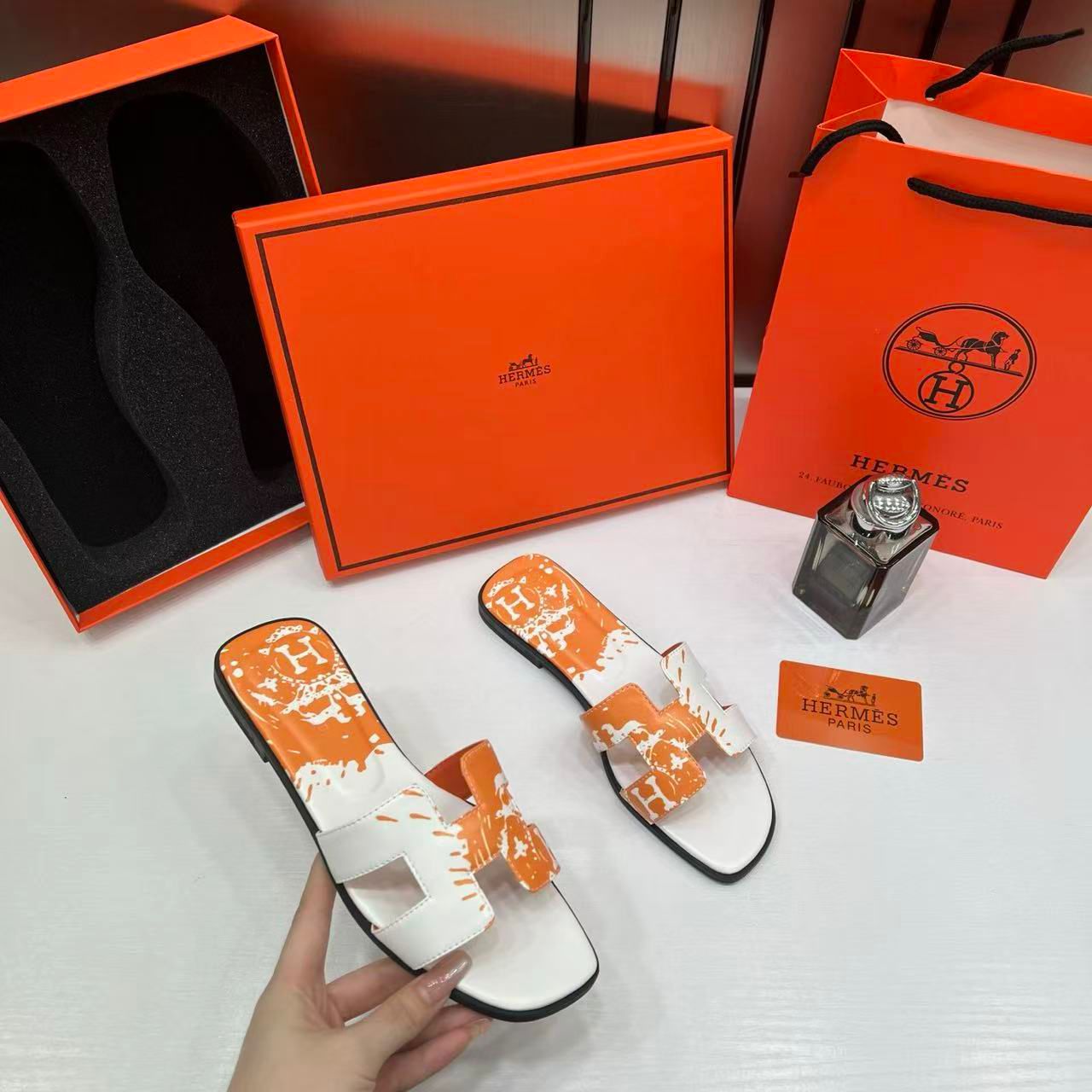 hermes paris oran flats for her with og box & carry bag h38 44 white orange slide hermes paris oran flats for her with og box & carry bag h38 44 white orange slide