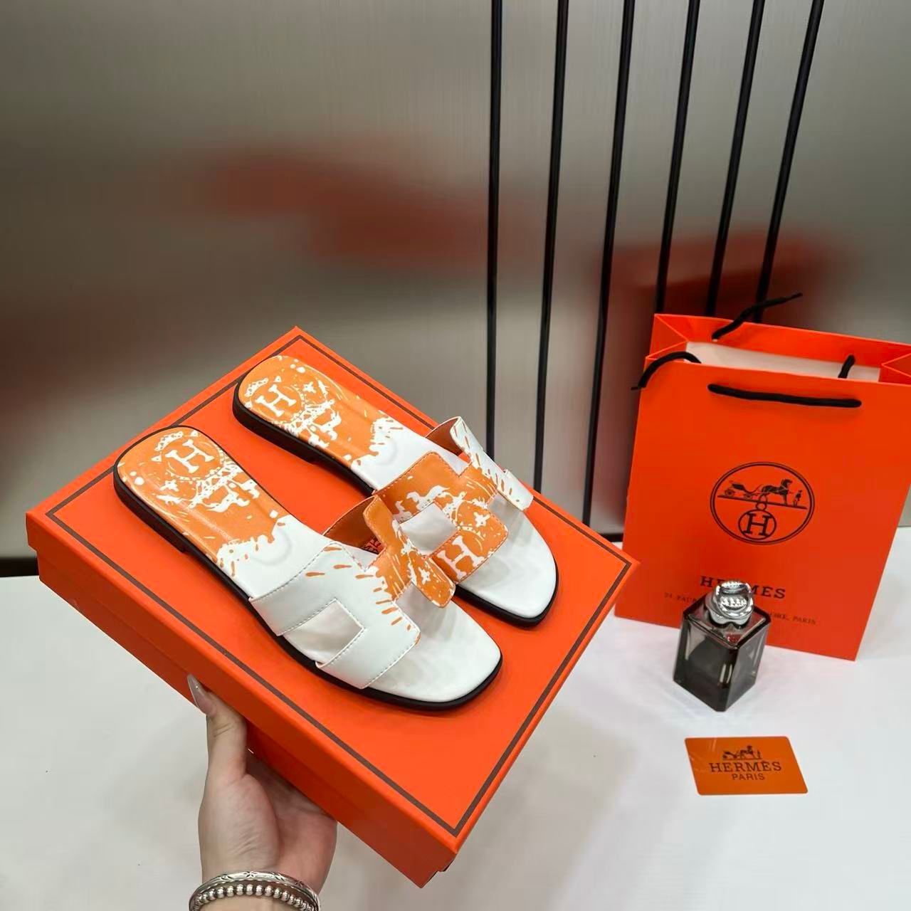 hermes paris oran flats for her with og box & carry bag h38 44 white orange slide hermes paris oran flats for her with og box & carry bag h38 44 white orange slide