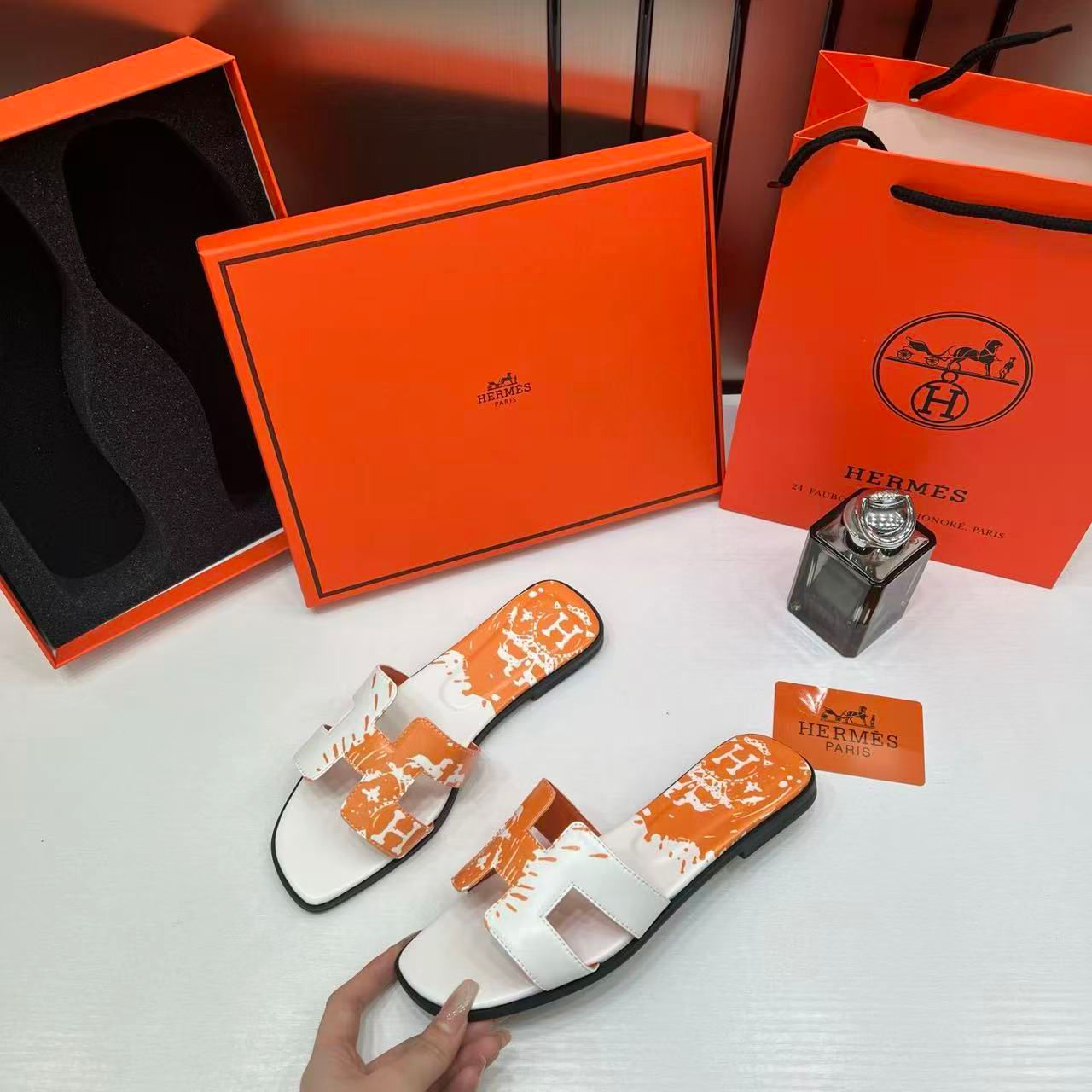 hermes paris oran flats for her with og box & carry bag h38 44 white orange slide hermes paris oran flats for her with og box & carry bag h38 44 white orange slide
