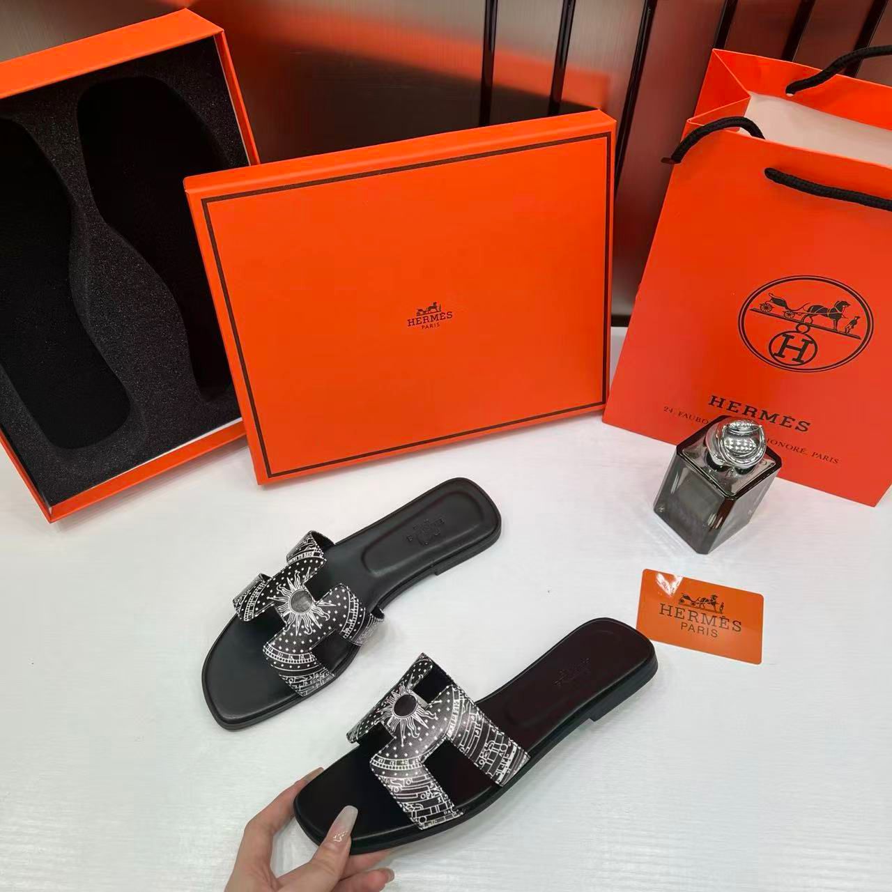 hermes paris oran flats for her with og box & carry bag h38 44 black white slide hermes paris oran flats for her with og box & carry bag h38 44 black white slide