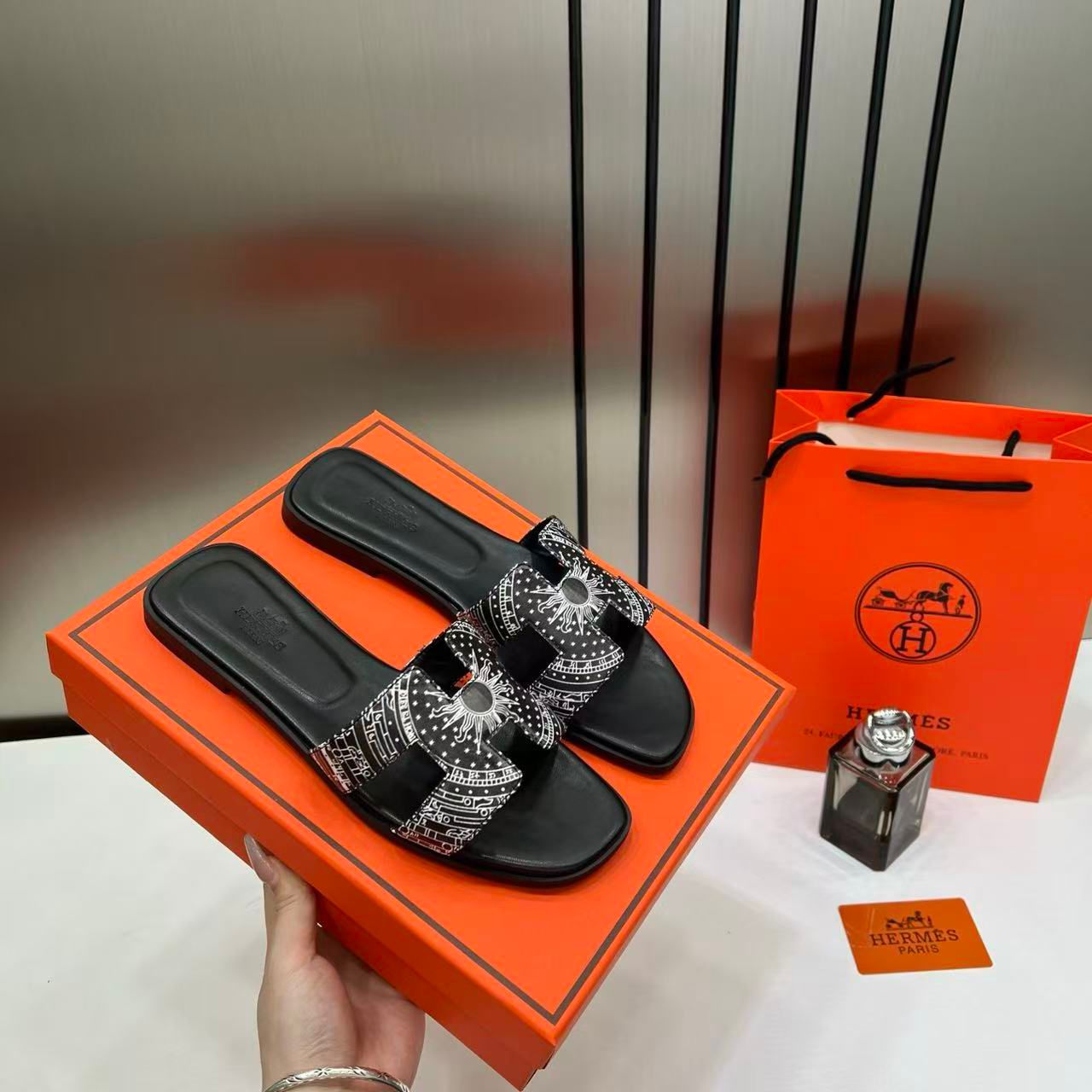 hermes paris oran flats for her with og box & carry bag h38 44 black white slide hermes paris oran flats for her with og box & carry bag h38 44 black white slide