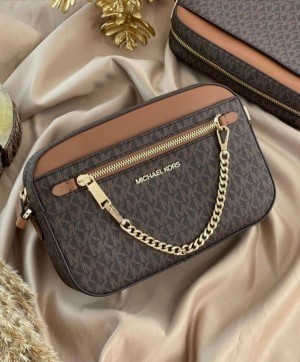 michael kors jet set camera crossbody with og box and dust bag 1303 michael kors jet set camera crossbody with og box and dust bag 1303
