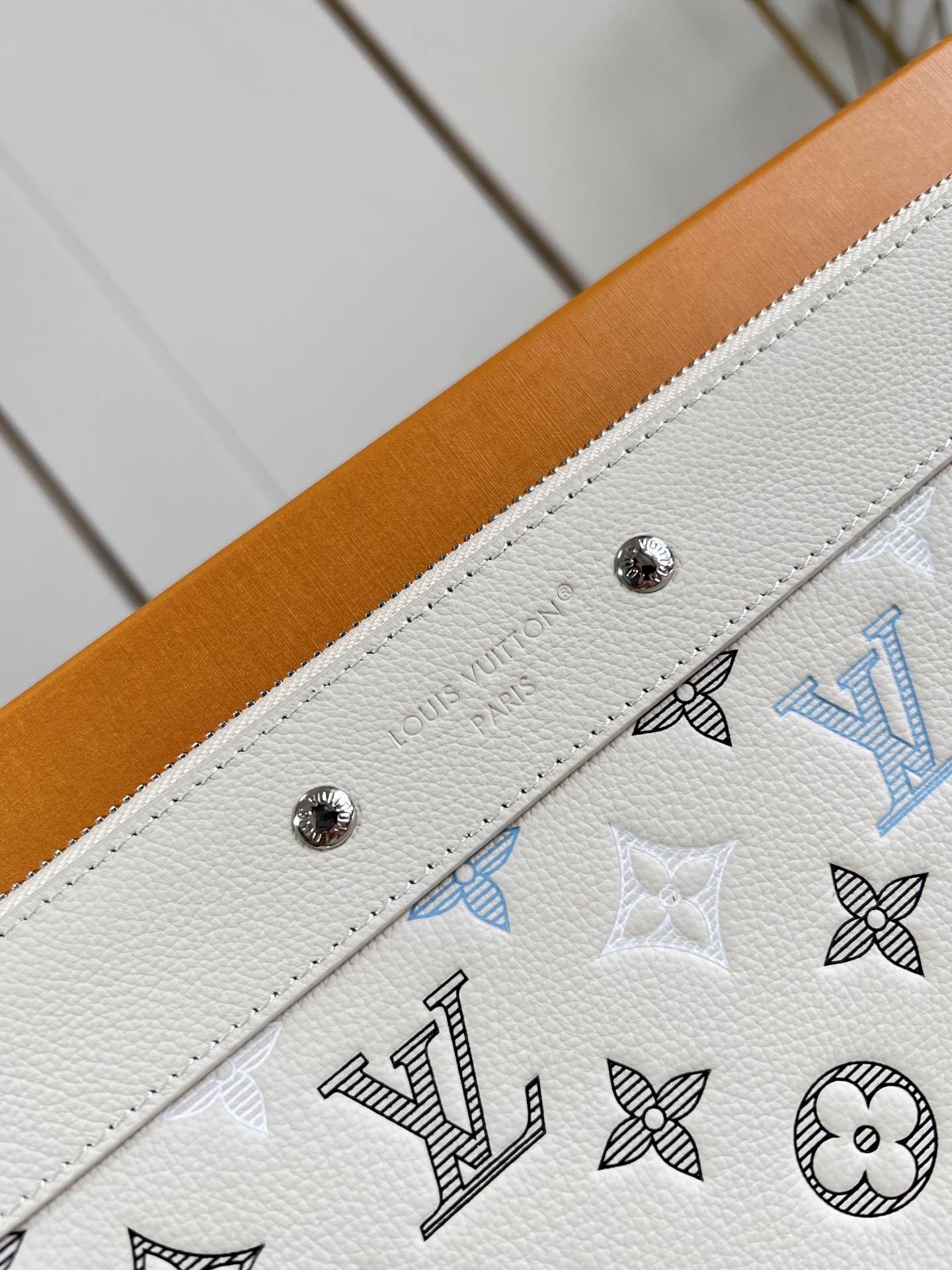 lv pochette to go monogram leather clutch bags white 81781 with og box & dust cover lv pochette to go monogram leather clutch bags white 81781 with og box & dust cover