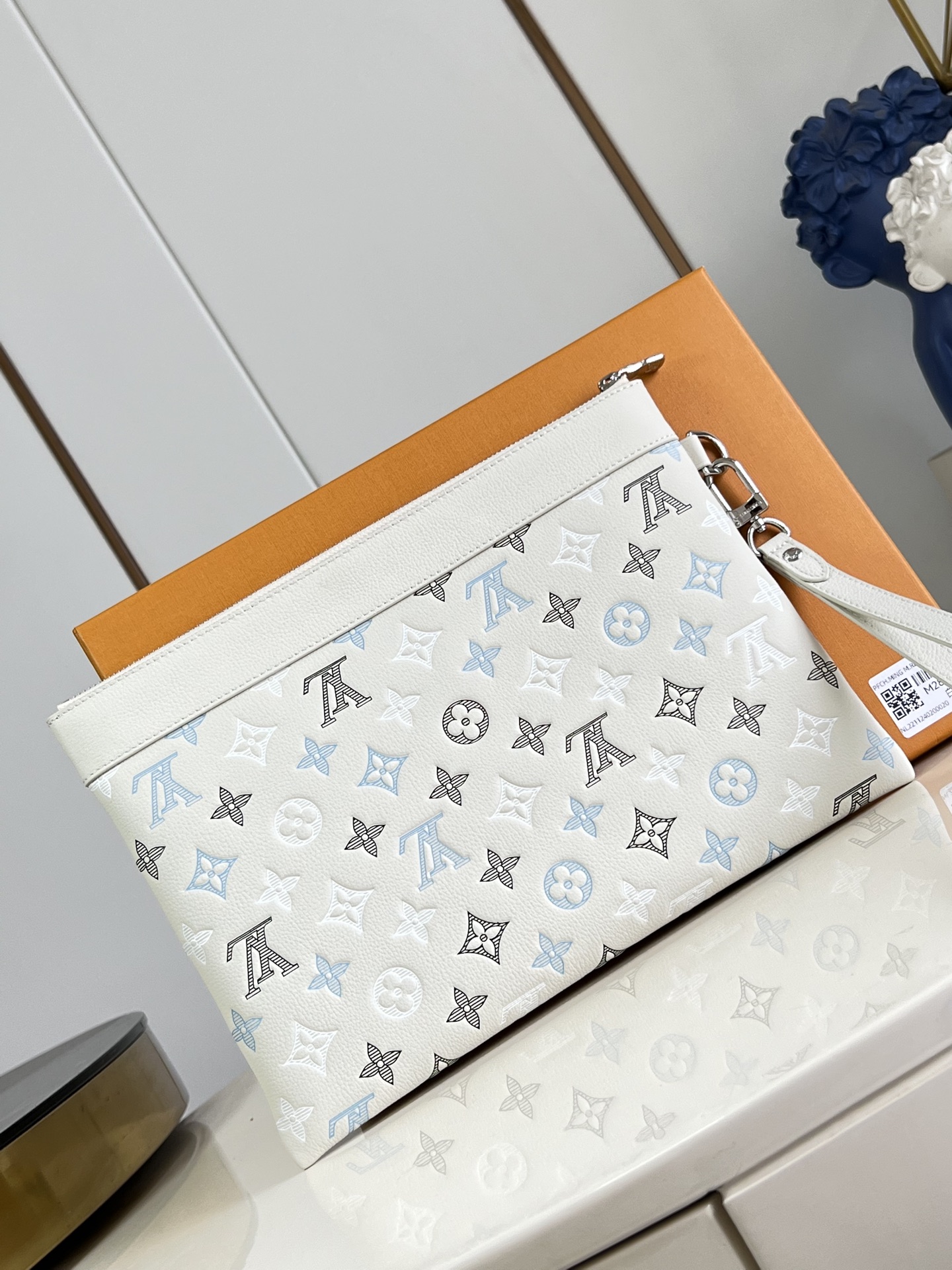 lv pochette to go monogram leather clutch bags white 81781 with og box & dust cover lv pochette to go monogram leather clutch bags white 81781 with og box & dust cover