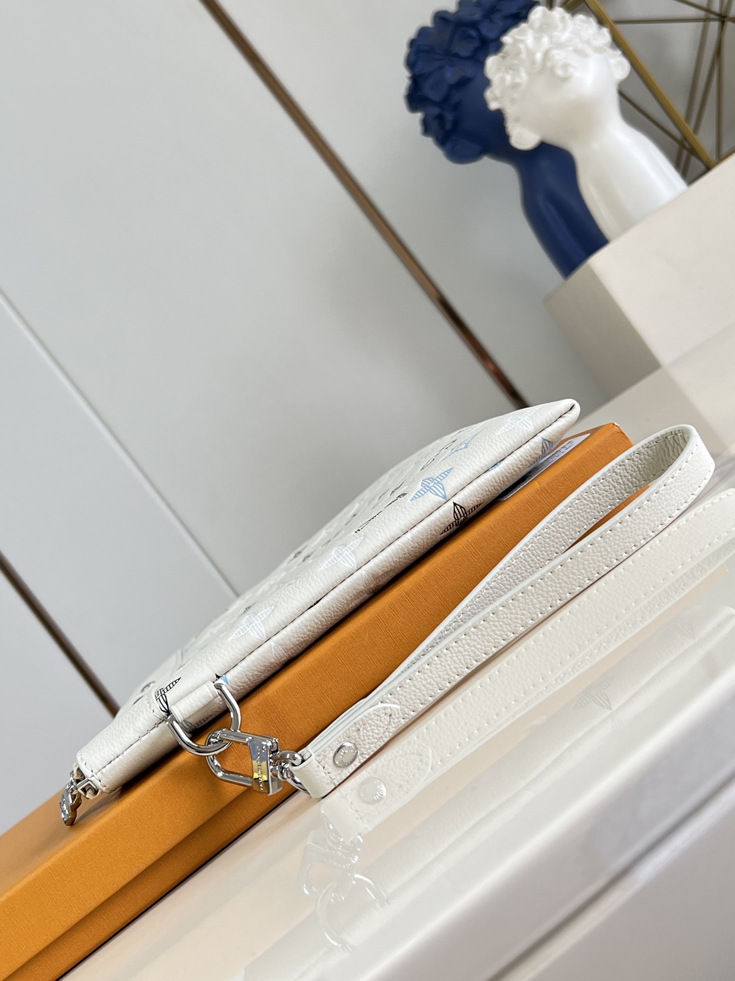 lv pochette to go monogram leather clutch bags white 81781 with og box & dust cover lv pochette to go monogram leather clutch bags white 81781 with og box & dust cover