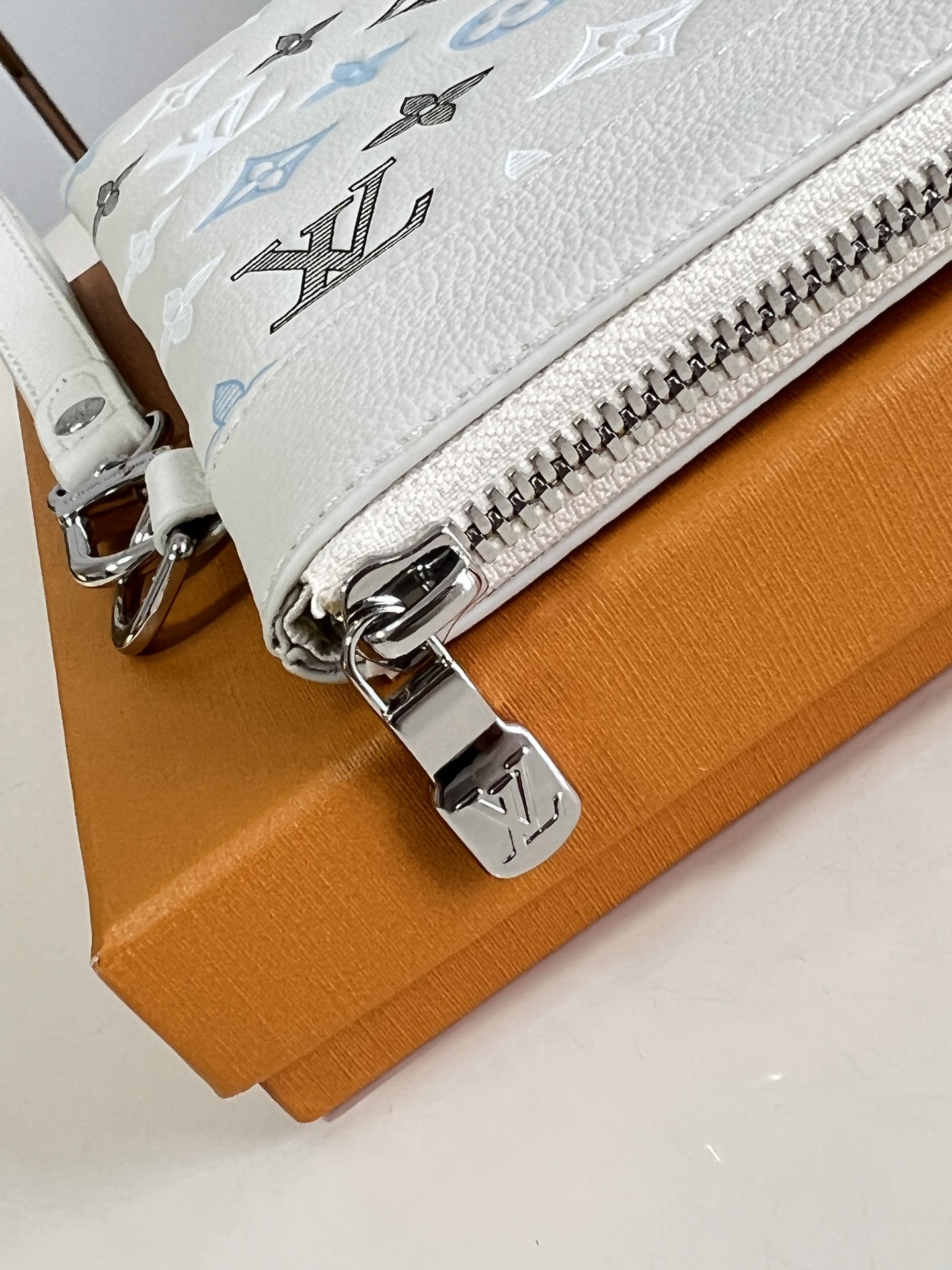 lv pochette to go monogram leather clutch bags white 81781 with og box & dust cover lv pochette to go monogram leather clutch bags white 81781 with og box & dust cover