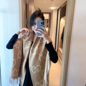 gucc.i gg reversible big logo beige cream wool shawl scarf with og box with carry bag