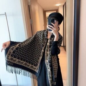 coac.h signature c monogram with horse and carriage border black cream wool shawl scarf with og box with carry bag