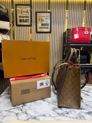 louiss vuitton onthego mm empreinte with&double og box and dust bag 6008 louiss vuitton onthego mm empreinte with&double og box and dust bag 6008