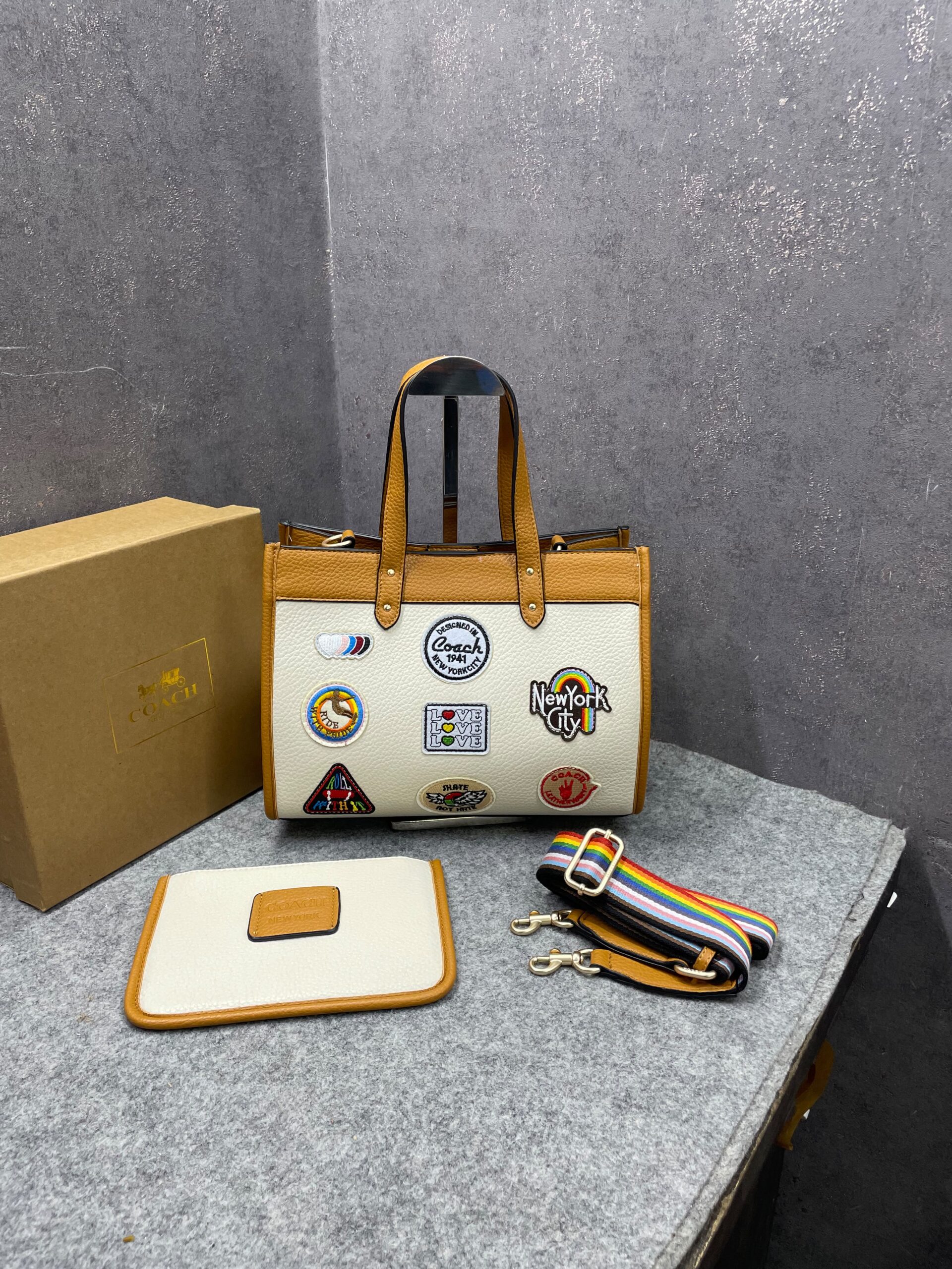 coaach field medium c05 tote 22 colorful patches collections with og box & dust cover c05 coaach field medium c05 tote 22 colorful patches collections with og box & dust cover c05