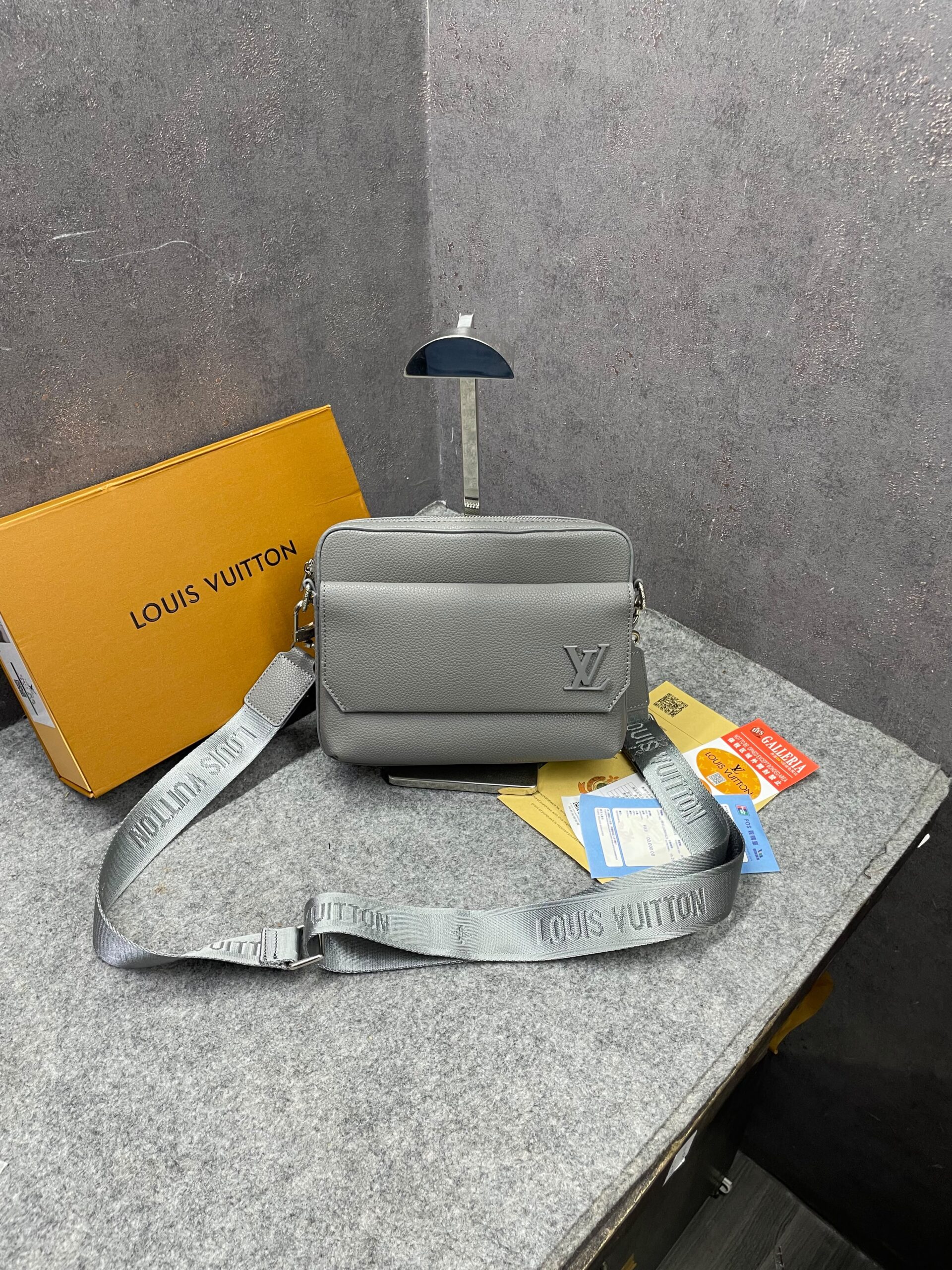 louuis vuitton fastline grey messenger unisex with og box & dust bag grey 22611 louuis vuitton fastline grey messenger unisex with og box & dust bag grey 22611