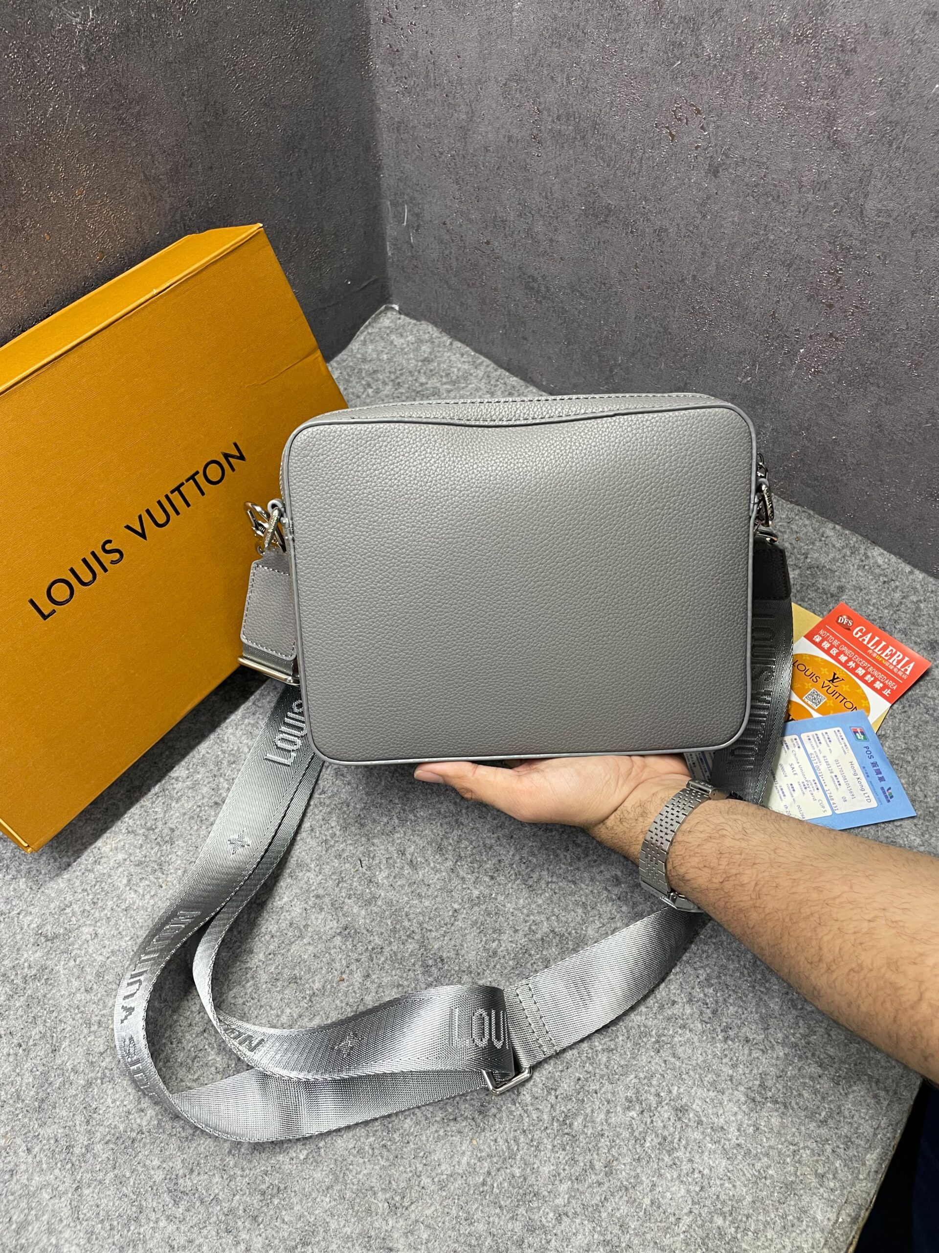 louuis vuitton fastline grey messenger unisex with og box & dust bag grey 22611 louuis vuitton fastline grey messenger unisex with og box & dust bag grey 22611