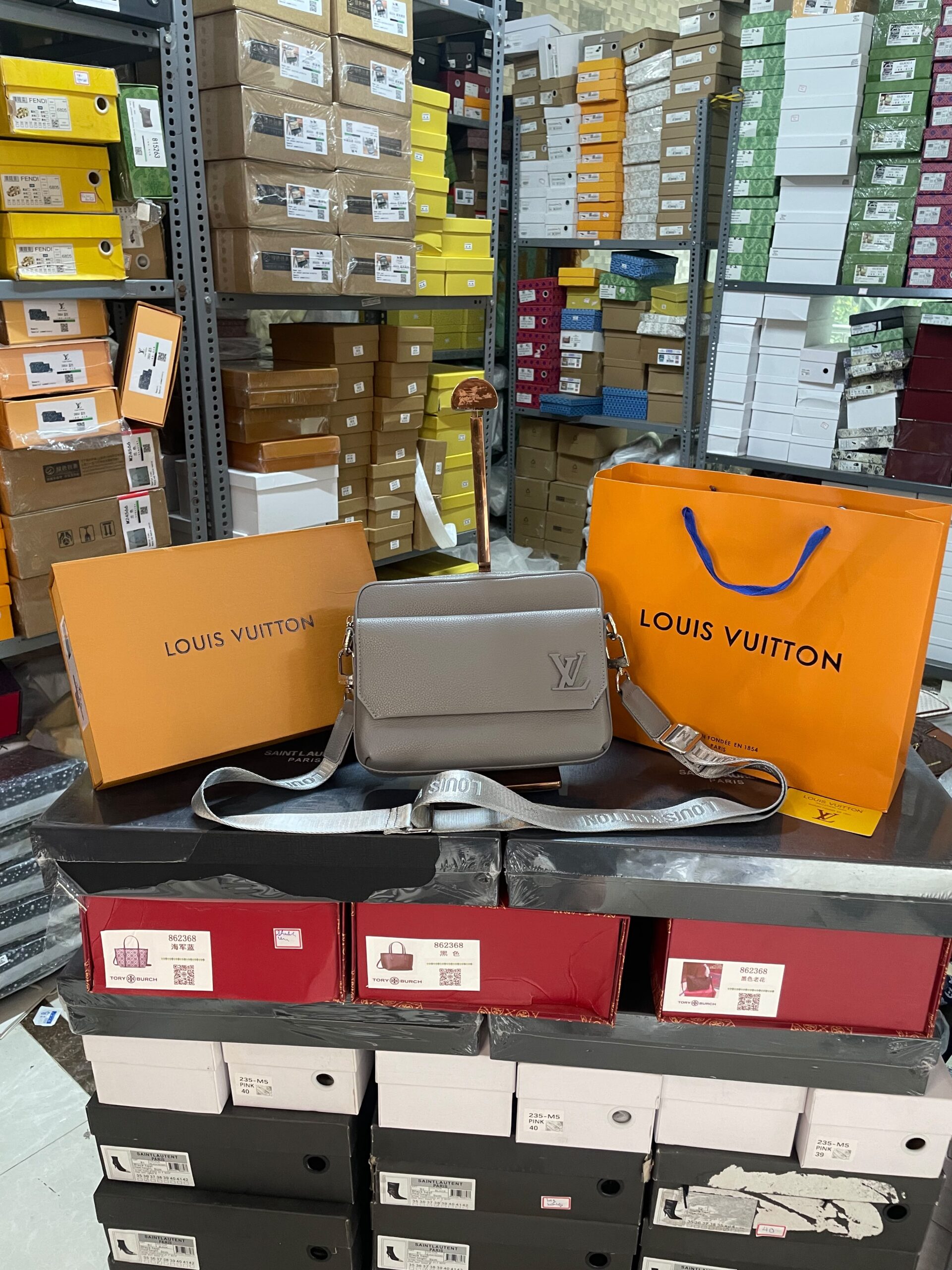 louuis vuitton fastline grey messenger unisex with og box & dust bag grey 22611 louuis vuitton fastline grey messenger unisex with og box & dust bag grey 22611