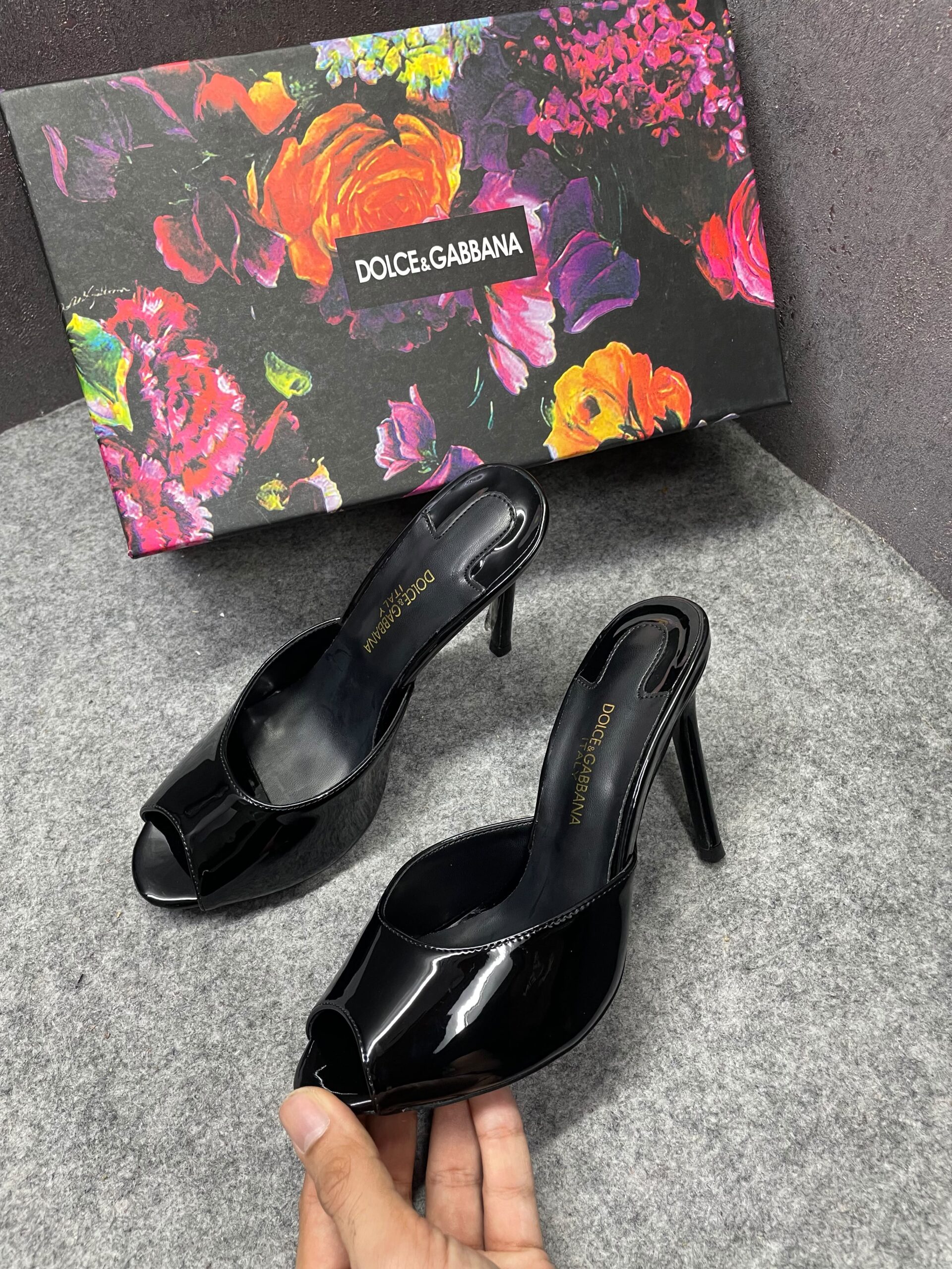 dolcce & gabbanna keira mules glossy patent leather d&g distinct stiletto heel with og box dolcce & gabbanna keira mules glossy patent leather d&g distinct stiletto heel with og box