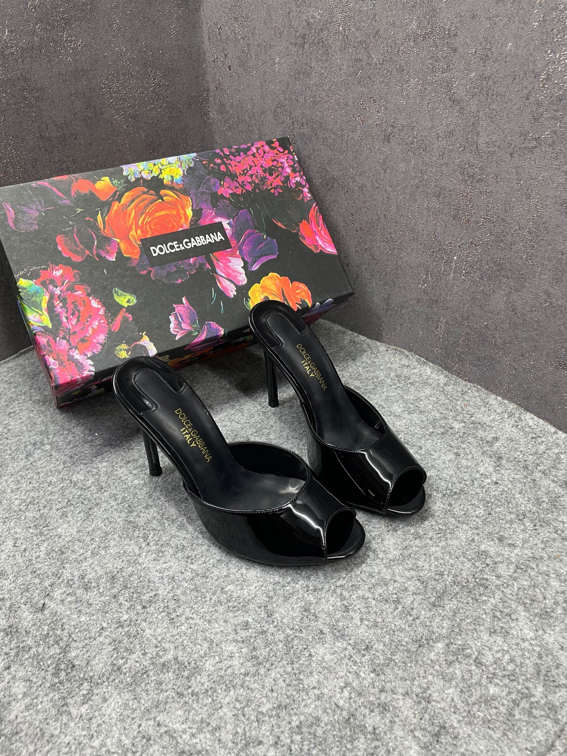 dolcce & gabbanna keira mules glossy patent leather d&g distinct stiletto heel with og box dolcce & gabbanna keira mules glossy patent leather d&g distinct stiletto heel with og box