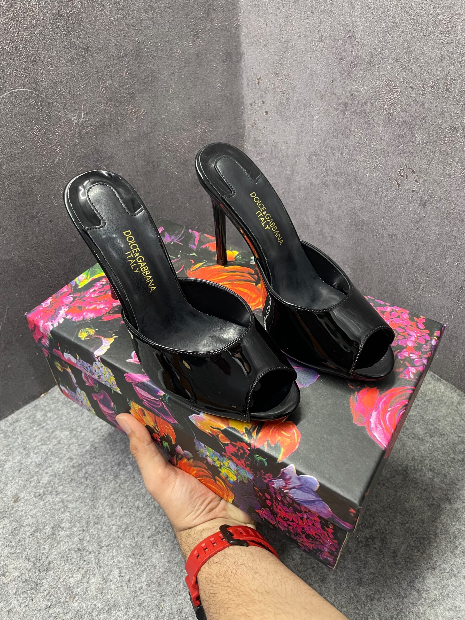dolcce & gabbanna keira mules glossy patent leather d&g distinct stiletto heel with og box dolcce & gabbanna keira mules glossy patent leather d&g distinct stiletto heel with og box