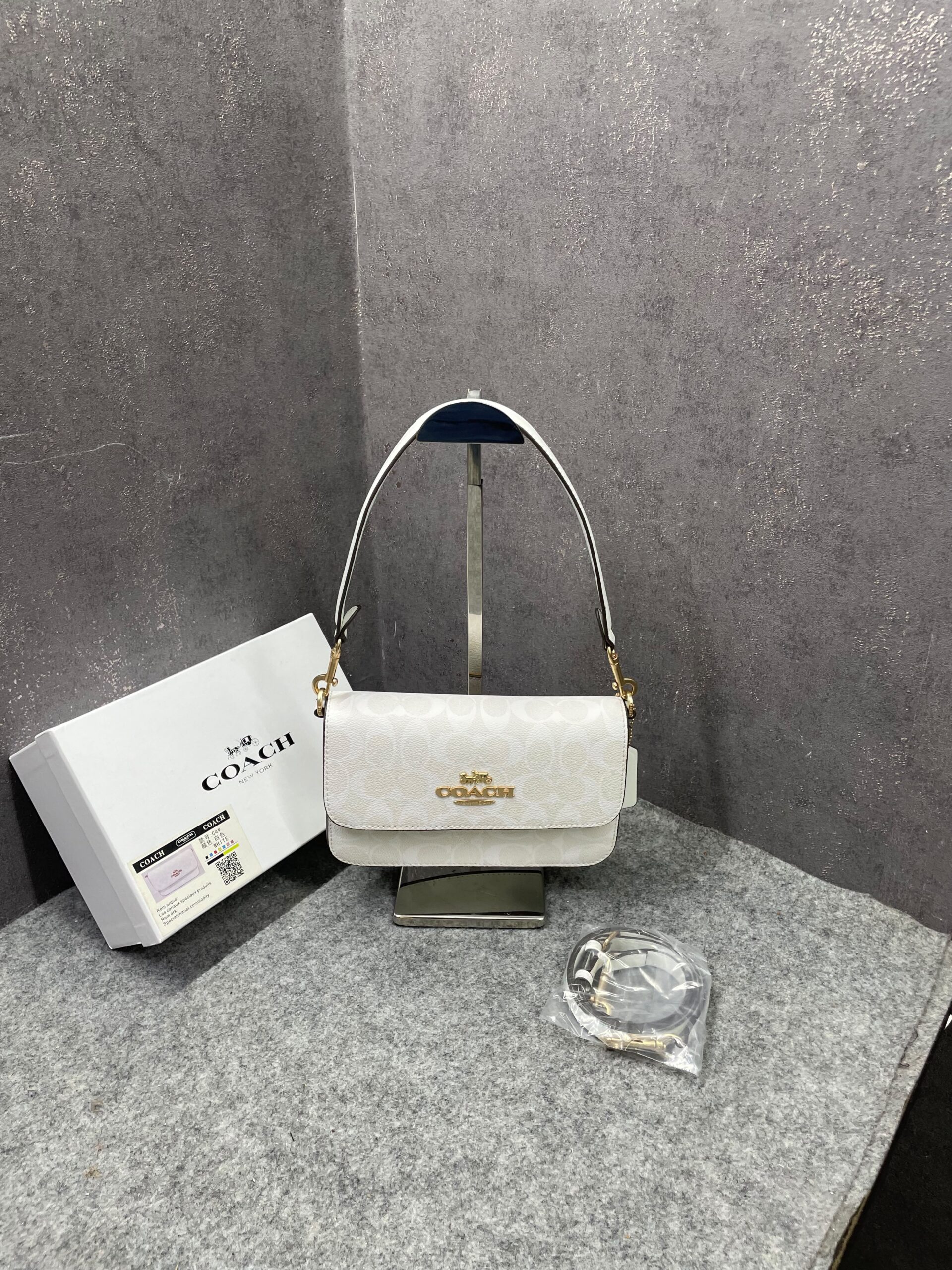 coacch brynn c4 white shoulder bag signature canvas with og box & dust cover white coacch brynn c4 white shoulder bag signature canvas with og box & dust cover white
