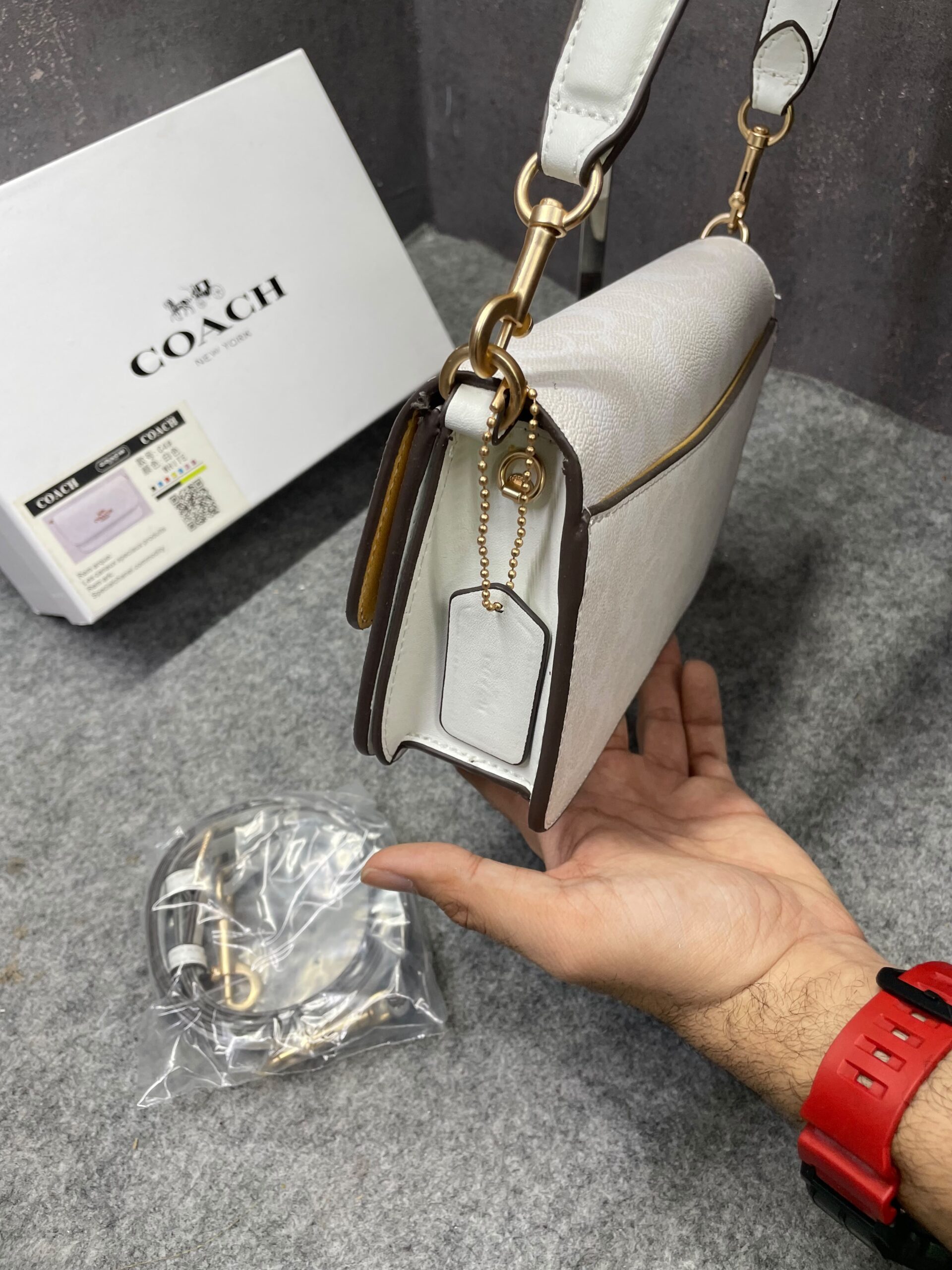 coacch brynn c4 white shoulder bag signature canvas with og box & dust cover white coacch brynn c4 white shoulder bag signature canvas with og box & dust cover white