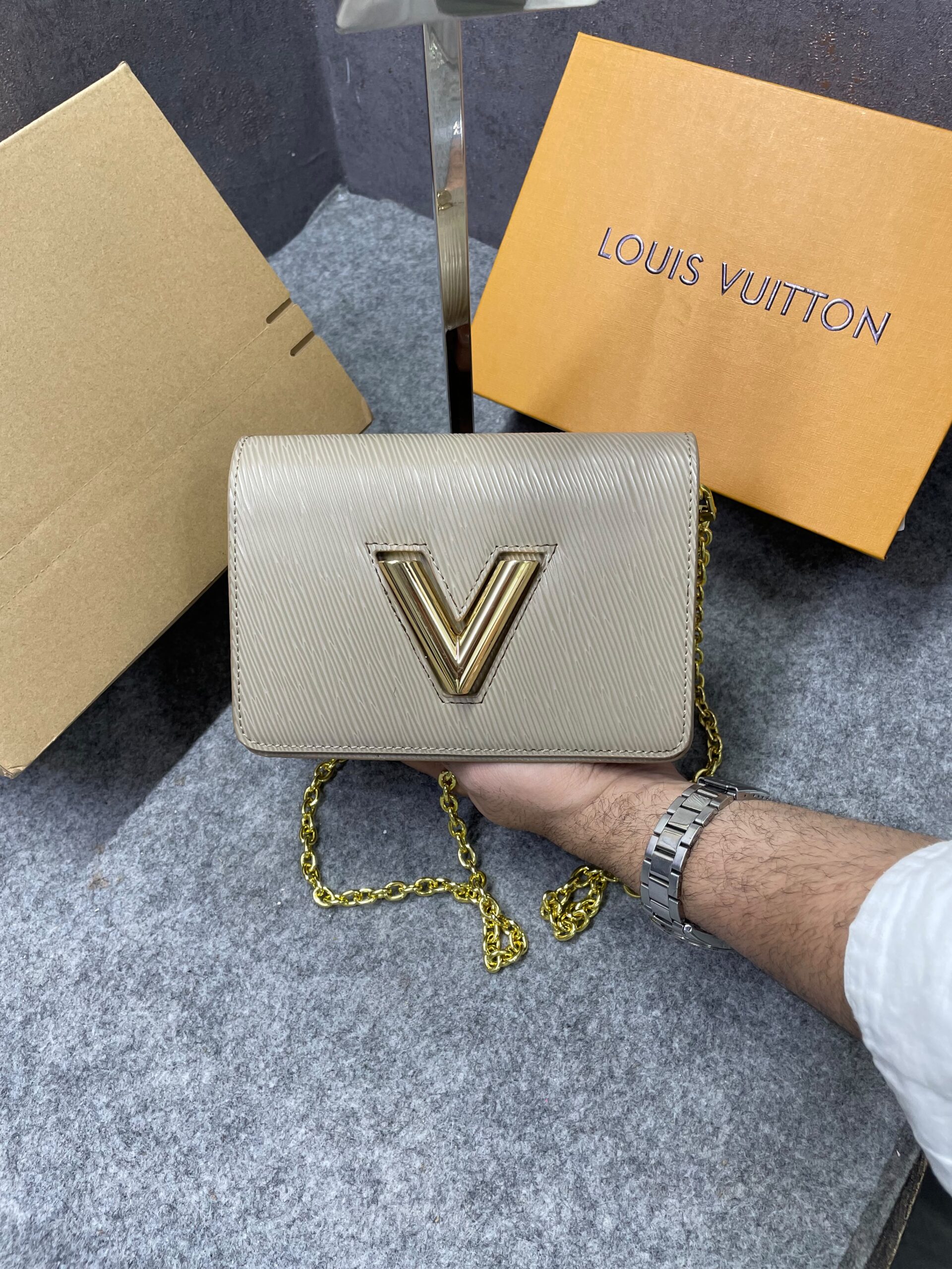 louiis vuitton twist mm bag crafted epi leather sling chain strap with og double dust cover & carry bag kose apricot 43662 louiis vuitton twist mm bag crafted epi leather sling chain strap with og double dust cover & carry bag kose apricot 43662
