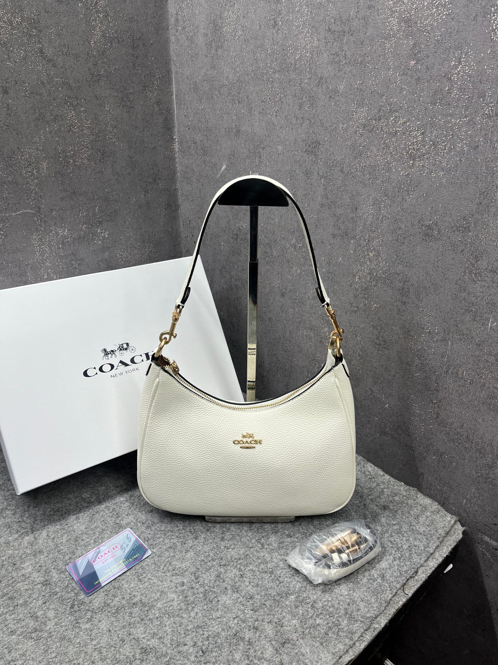 coacch teri hobo large shoulder bag with og box & dust cover 8006 litchi white coacch teri hobo large shoulder bag with og box & dust cover 8006 litchi white