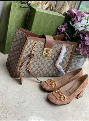 gucc padlock signature leather shoulder bag with og box 755 gucc padlock signature leather shoulder bag with og box 755